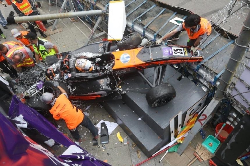 Accident impresionant la cursa de F3 din Macao. Pilotul Sophia Florsch a suferit o fractură la coloana vertebrală - VIDEO
