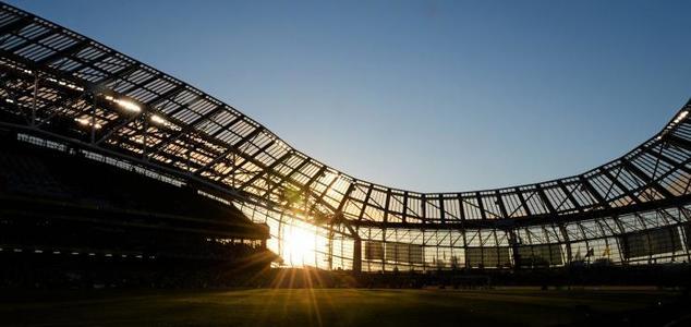 Jucătorii Irlandei vor evolua cu banderole negre în meciul cu Danemarca, după ce un fan irlandez a fost găsit mort la Copenhaga