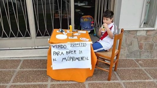 Un copil argentinian care voia să îşi vândă jucăriile pentru a putea asista la finala Copa Libertadores a primit două bilete din partea suporterilor
