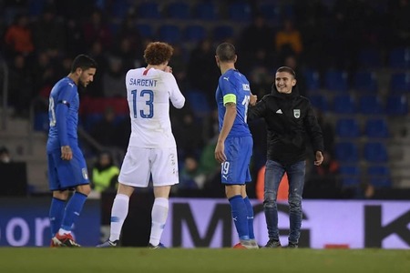 Un suporter a intrat pe teren şi i-a îmbrăţişat pe Bonucci şi pe Acerbi, la amicalul Italia – SUA, scor 1-0