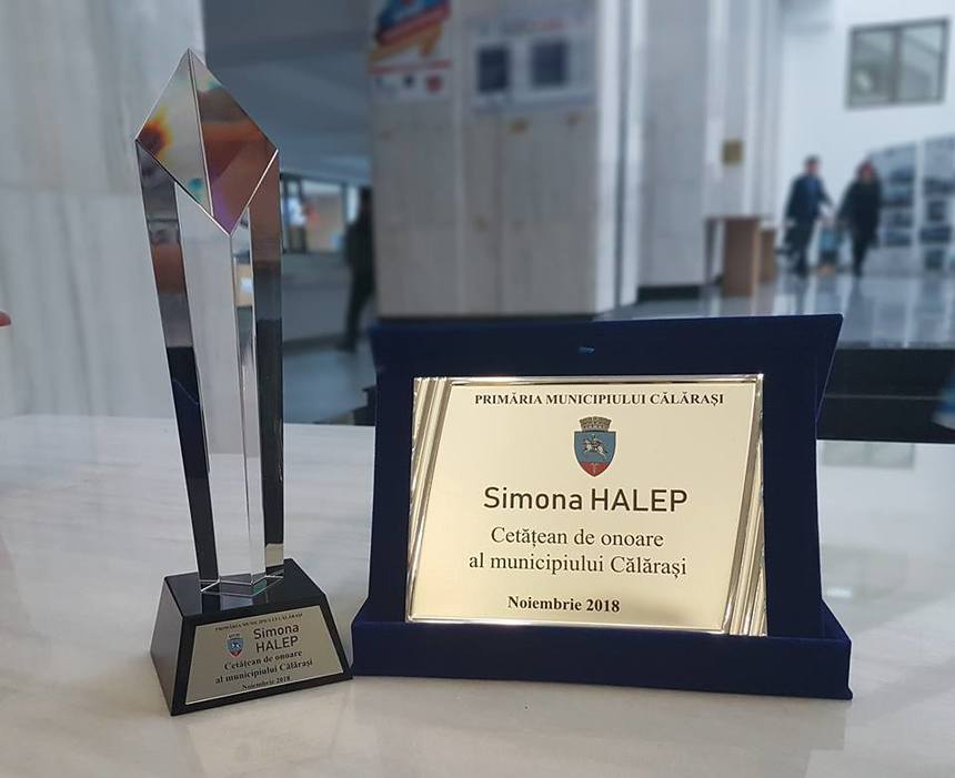 Simona Halep a primit titlul de cetăţean de onoare al municipiului Călăraşi. La finalul evenimentului, sportiva s-a prins în horă alături de ansamblul Iholu - VIDEO