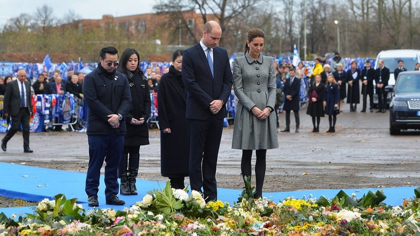 Prinţul William şi ducesa de Cambridge au vizitat stadionul King Power pentru a le aduce un omagiu celor care au murit în accidentul de luna trecută
