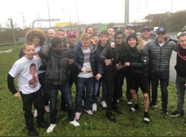 Doi migranţi s-au ascuns în autocarul fanilor echipei Liverpool la revenirea de la Paris