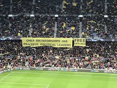 Banderolă pentru susţinerea independenţei Cataloniei, desfăşurată la meciul FC Barcelona - Tottenham