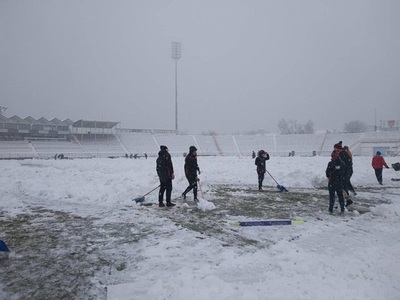 Suporterii echipei de rugby Timişoara Saracens s-au apucat să cureţe stadionul de zăpadă pentru ca meciul cu Northampton Saints să poată avea loc
