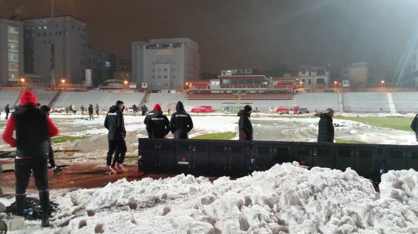 Dinamo – Universitatea Craiova: Terenul nu a fost curăţat complet de zăpadă; partida nu a început la ora la care era programată