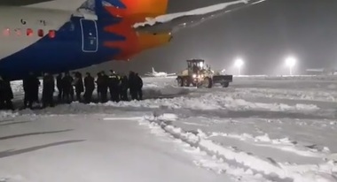 Rugbiştii de la Northampton Saints au ajutat la deszăpezirea pistei de pe aeroportul Timişoara pentru a putea pleca