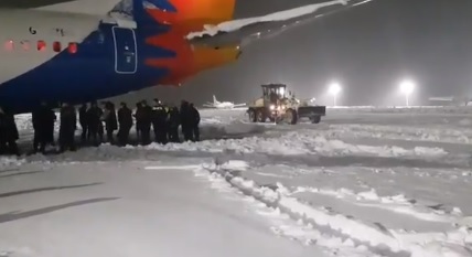Rugbiştii de la Northampton Saints au ajutat la deszăpezirea pistei de pe aeroportul Timişoara pentru a putea pleca