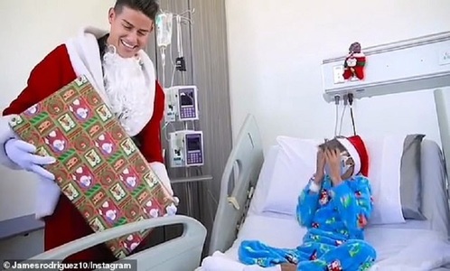 James Rodriguez, Moş Crăciun pentru copiii internaţi într-un spital din Bogota - VIDEO