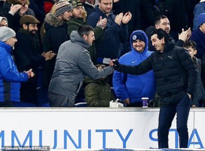 Unai Emery şi-a cerut iertare după ce a lovit din greşeală cu o sticlă de apă un fan al echipei Brighton