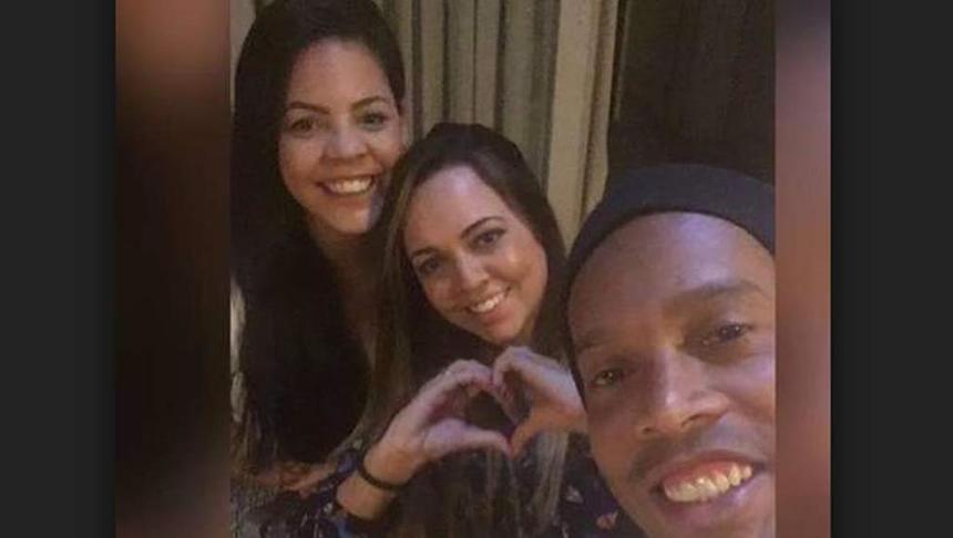 După o despărţire de câteva luni, Ronaldinho şi-a reluat relaţia cu Priscilla Coelho şi Beatriz Souza 