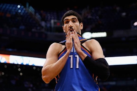 Kanter nu face deplasarea la Londra pentru un meci cu Washington Wizards. “Nu merg din cauza acelui nebun, preşedintele Turciei. Sunt şanse să fiu ucis acolo”, spune el