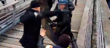 Agresorul unui jandarm în timpul manifestaţiilor “vestelor galbene”, identificat ca fiind un boxer profesionist, fost campion al Franţei - VIDEO