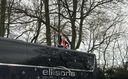 Un bărbat a fost arestat după ce a protestat urcându-se pe autocarul cu care Arsenal urma să se deplaseze la stadion pentru meciul cu Blackpool