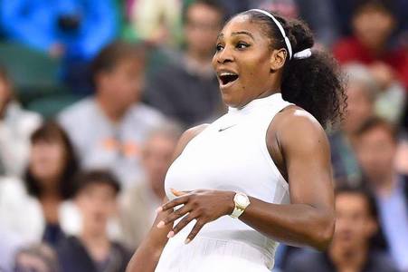 Înaintea partidei cu Simona Halep, Serena Williams a intrat pe teren când a fost anunţat numărul 1 mondial