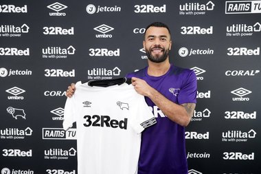 Ashley Cole a semnat cu Derby County; El va fi antrenat de Frank Lampard, fostul său coechipier de la Chelsea