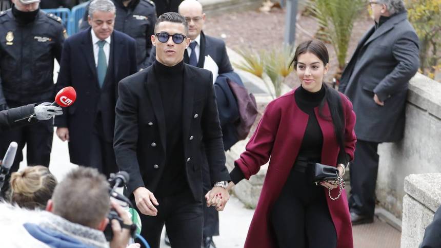 Cristiano Ronaldo a sosit la Madrid pentru procesul de evaziune fiscală: El a venit însoţit de iubita lui, Georgina Rodriguez