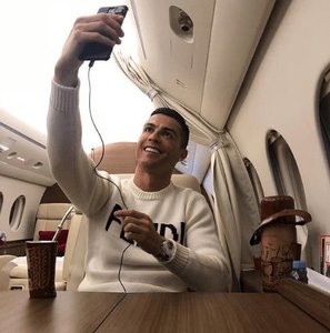 O postare a lui Ronaldo, în care apare într-un avion privat, criticată de fani