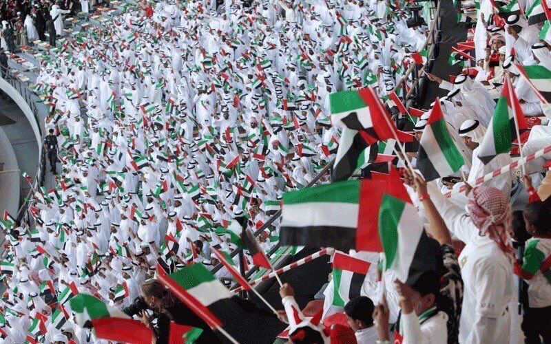 Suporterii din Emirate au aruncat cu tot ce au avut în mâini şi în picioare în jucătorii Qatarului - VIDEO