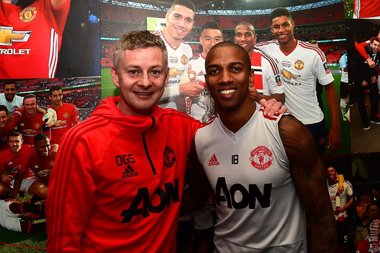 Ashley Young şi-a prelungit contractul cu Manchester United