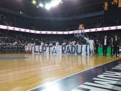 Fanii lui U BT Cluj, mesaje de susţinere la meciul cu CSU Sibiu, pentru Radu Ţenter, aflat în stare gravă la spital