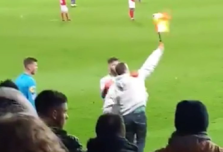 Moment insolit la un meci din Franţa: un suporter a luat fanionul arbitrului pentru a semnala un ofsaid - VIDEO