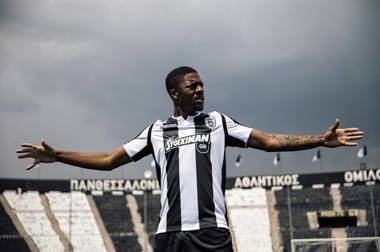 Chuba Akpom: Fotbalul este o religie în Grecia. Suporterii mă opresc mereu ca să îmi arate tatuajele lor cu PAOK