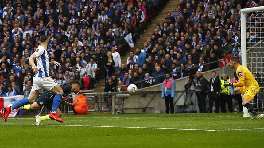 Manchester City a învins echipa lui Florin Andone, Brighton, şi s-a calificat în finala Cupei Angliei