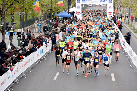 Aproximativ 7.000 de participanţi la Bucharest 10k&FAMILY RUN. Câştigătorii, Ştefan Gavril la masculin şi Oana Ivăncescu la feminin