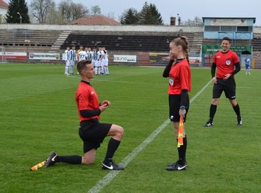 Cerere în căsătorie pe teren, la un meci din Liga a IV-a