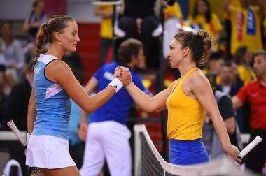 Simona Halep, încurcată mai mult de emoţii decât de Mladenovic