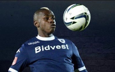 Un fotbalist din Burundi a făcut infarct în timpul unui meci şi a murit; El avea probleme cu inima şi medicii îl sfătuiseră să nu mai joace fotbal