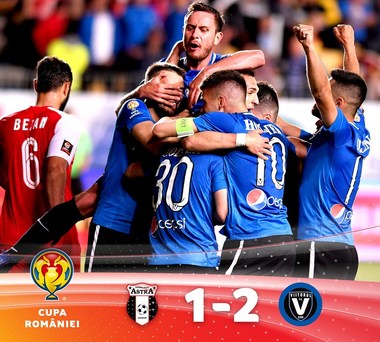 Ianis Hagi a primit trofeul Cupei României din partea preşedintelui FRF, Răzvan Burleanu