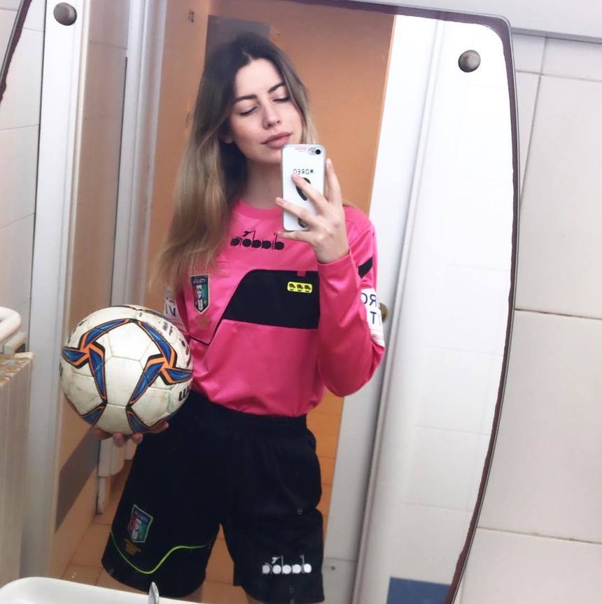 Fotbalistul de 14 ani care şi-a dat şortul jos în faţa unei femei arbitru a fost suspendat un an. FIGC, nemulţumită de sancţiune