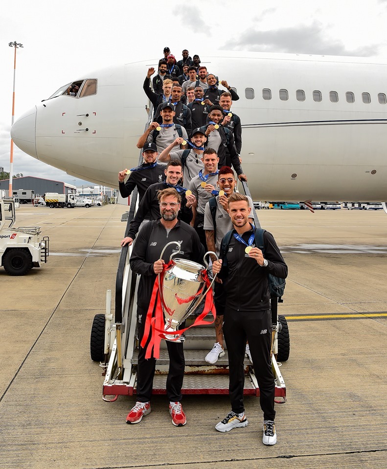 Jucătorii echipei Liverpool au prezentat fanilor trofeul Ligii Campionilor pe străzile oraşului - VIDEO