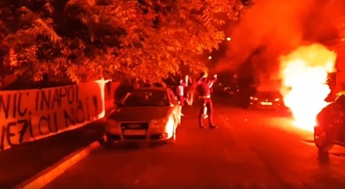 Fanii dinamovişti au protestat în faţa locuinţei directorului general Bogdan Bălănescu şi au cerut revenirea lui Rednic
