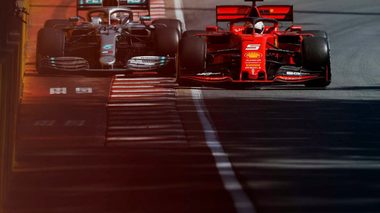 Lewis Hamilton a câştigat Marele Premiu de F1 al Canadei. Vettel a trecut primul linia de sosire, dar a avut o penalizare de cinci secunde