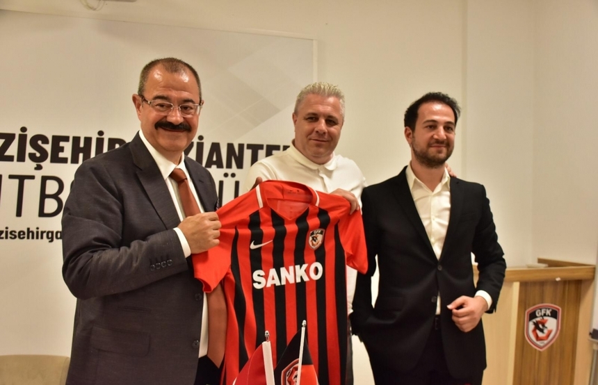 Şumudică a semnat contractul cu Gazişehir Gaziantep. “Îi promit preşedintelui că vom termina sezonul între primele zece echipe”, spune tehnicianul