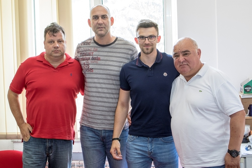 Handbalistul Călin Hossu a semnat un contract cu Dinamo