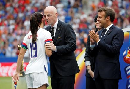 Infantino şi Macron au fost huiduiţi de public la ceremonia de premiere a câştigătoarelor Cupei Mondiale la fotbal feminin