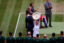 Simona Halep a prezentat trofeul fanilor de la Wimbledon şi a fost felicitată de Ducesa de Cambridge, Kate Middleton