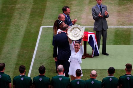 Simona Halep a prezentat trofeul fanilor de la Wimbledon şi a fost felicitată de Ducesa de Cambridge, Kate Middleton