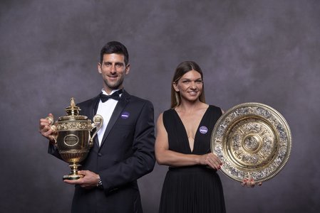 Simona Halep şi Novak Djokovici s-au fotografiat împreună cu trofeele câştigate la Wimbledon