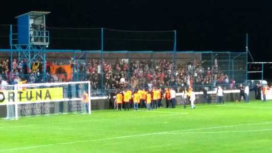 UPDATE Incidente la Ovidiu, la meciul FC Viitorul - Dinamo: Fanii dinamovişti au intrat pe teren, jandarmii au intervenit. Meciul a fost întrerupt aproape 25 de minute 