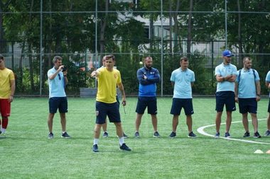 Mirel Rădoi, profesor pentru antrenorii de la Licenţa UEFA B