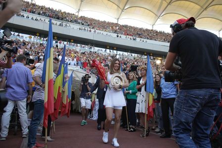 Simona Halep, ovaţionată de mii de spectatori pe Arena Naţională: E o mare bucurie să vă am alături, să împărţim acest trofeu, pentru că este al nostru, este al ţării. Halep şi Ion Ţiriac au rememorat finala de la Wimbledon, comentând imaginile proiectate