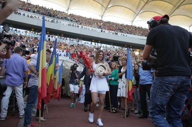 Simona Halep, ovaţionată de mii de spectatori pe Arena Naţională: E o mare bucurie să vă am alături, să împărţim acest trofeu, pentru că este al nostru, este al ţării. Halep şi Ion Ţiriac au rememorat finala de la Wimbledon, comentând imaginile proiectate pe un ecran - FOTO, VIDEO