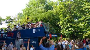Simona Halep îşi prezintă, pe străzile din Constanţa, trofeul câştigat la Wimbledon