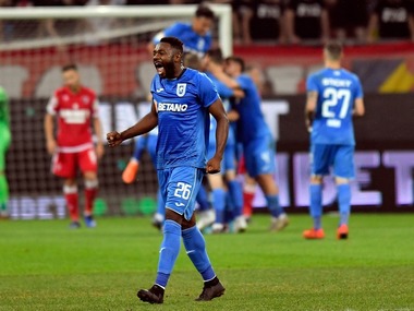 Universitatea Craiova a învins în deplasare Dinamo, scor 2-0, într-un meci din Liga I marcat de problema de sănătate a lui Neagoe