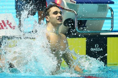 Ungurul Kristof Milak a depăşit recordul mondial deţinut de Michael Phelps la 200 de metri fluture